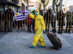 Uno de los tripulantes del crucero australiano Greg Mortimer llega a un hotel donde permanecerán en cuarentena en Montevideo. EFE/F. Anfitti