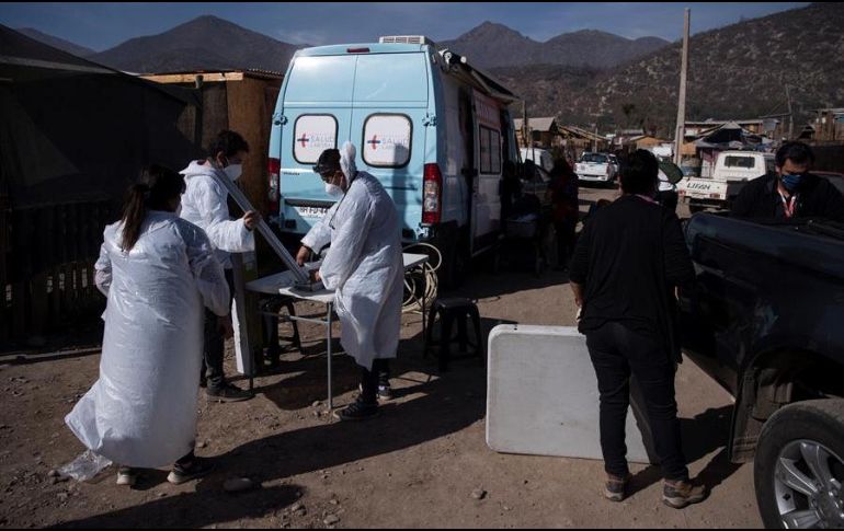 El informe proyecta para Chile un pico de contagios para finales de mayo o principios de junio. EFE/A. Valdés