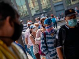 Personas hacen fila para entrar al Mercado de Quinta Crespo en Caracas. EFE/R. Peña