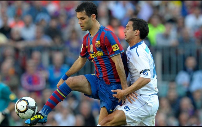 ''Llegué junto con Ronaldinho y, junto a la base que había, conseguimos muchos títulos importantes'', dijo el ex defensa a los medios oficiales de La Liga. AFP / ARCHIVO