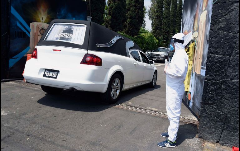 Una carroza entra al panteón San Nicolás Tolentino, en Iztapalapa. AFP/A. Estrella