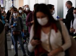 Las nuevas restricciones implican que las personas no podrán salir de sus hogares, y sólo podrán ir a comprar alimentos o medicamentos con un permiso. EFE/A. Valdés