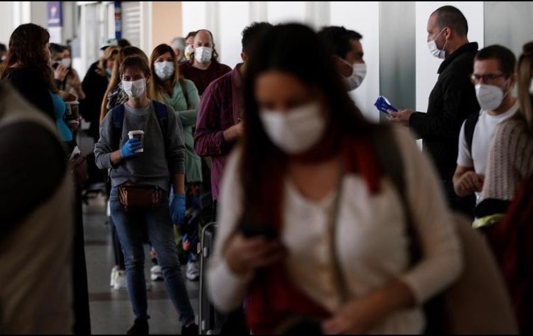 Las nuevas restricciones implican que las personas no podrán salir de sus hogares, y sólo podrán ir a comprar alimentos o medicamentos con un permiso. EFE/A. Valdés