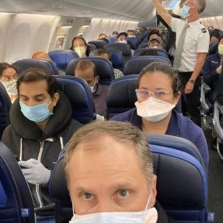 Coronavirus en Estados Unidos: la foto viral de un médico en un avión que llevó a United Airlines a ampliar sus medidas por el coronavirus