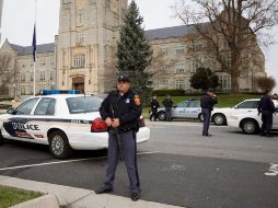 Vigilancia policial en el exterior del edificio Burruss, de la Universidad Politécnica de Virginia, en Blacksburg. EFE/T. Maury
