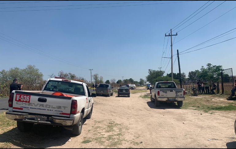 Personal de Servicios Médicos Municipales llega al sitio para confirmar que el motociclista ya había fallecido. ESPECIAL