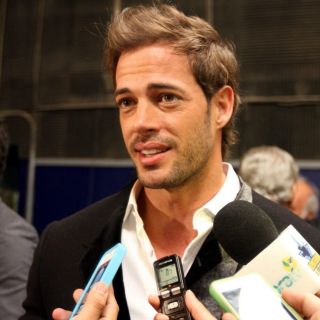 ¿Lo pagarías? William Levy subasta sus besos por esta increíble cantidad
