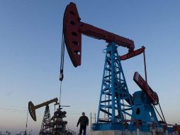 El barril de referencia en Estados Unidos bajó tras hacerse públicas las opiniones de Powell sobre el futuro económico del país. EFE/W. Hong