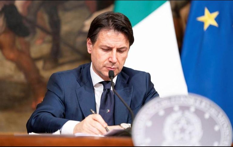 Giuseppe Conte, primer ministro italiano, ofrece una rueda de prensa. Calculan que el país sufrirá este año una contracción de su economía del ocho por ciento. EFE/F. Atilli