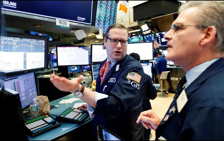 Al término de las operaciones en la Bolsa de Nueva York, el Dow Jones recortó 516.81 puntos, lastrado por grandes corporativas como American Express, Walgreens, Exxon Mobil o Raytheon. EFE/J. Lane