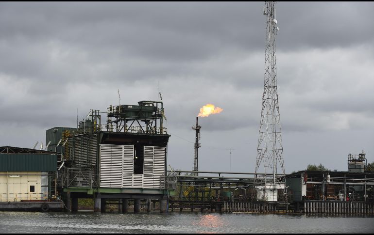 Este año el mundo consumirá una media de 90.6 millones de barriles diarios, 9.07 millones menos de los quemados en 2019. AFP/P. Utomi