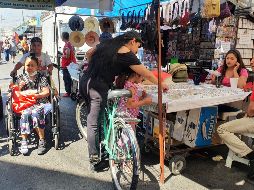 Además del uso incorrecto del cubrebocas se observó que los clientes se aglomeran en los puestos, muchos de lo cuales no pertenecen a los giros esenciales. EL INFORMADOR/E. Barrera