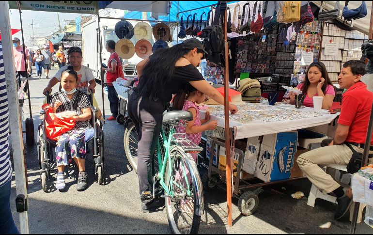 Además del uso incorrecto del cubrebocas se observó que los clientes se aglomeran en los puestos, muchos de lo cuales no pertenecen a los giros esenciales. EL INFORMADOR/E. Barrera