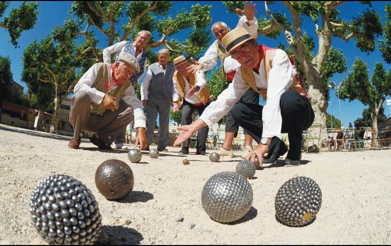 PARA TODOS. La petanca es un juego que es popular entre personas de la tercera edad, pero los jóvenes participan cada vez más seguido. ESPECIAL