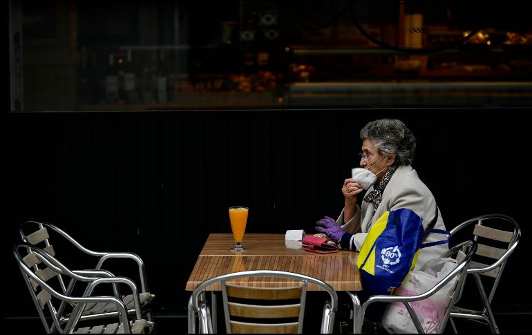 El Ministerio de Sanidad señaló que 143 mil 374 pacientes se han curado hasta el momento en España. AP / A. Barrientos