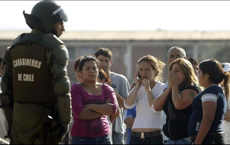 Fuera del penal, familiares de los presos reclamaron información sobre los hechos y se enfrentaron a la policía chilena. EFE/R. Lescornez