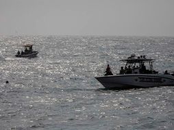 Elementos de seguridad patrullan la costa donde se registró un enfrentamiento, en Macuto, La Guaira,Venezuela. EFE/ R. Peña