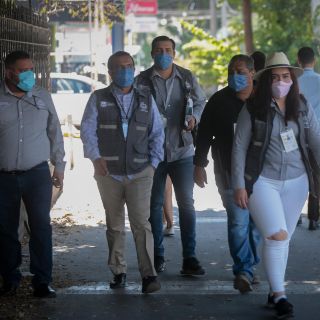 Vendedores de cubrebocas y caretas “torean” a inspectores