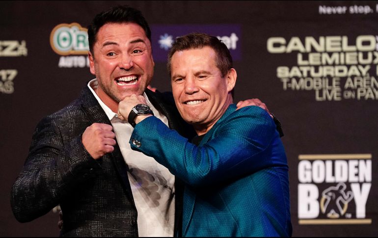 El exboxeador y ahora empresario, Óscar de la Hoya confesó que recibió amenazas por parte del narco en México para no ganarle a Julio César Chávez en la pelea que ambos tuvieron en 1996. Imago7 / ARCHIVO