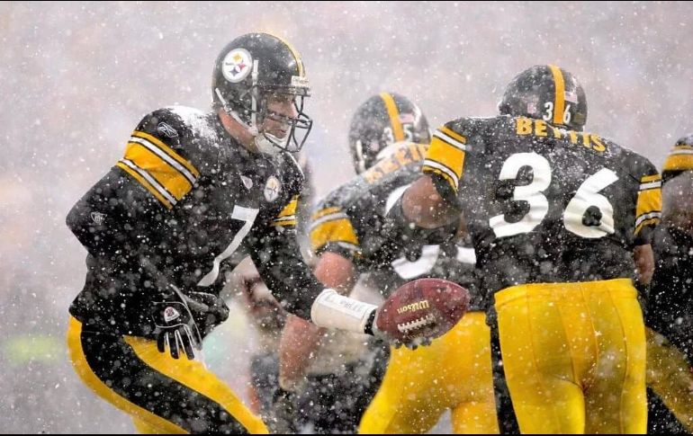 El entrenador en jefe de los Acereros de Pittsburgh, Mike Tomlin, aseguró que la recuperación de su mariscal de campo Ben Roethlisberger marcha de forma positiva. TWITTER / @_Bigben7