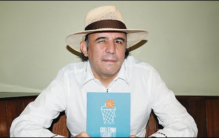 Variedad. Es lo que ahora tiene el FCE para que puedas adquirir nuevos títulos. En la imagen, el escritor Guillermo Fadanelli con su libro “El hombre nacido en Danzig”. CORTESÍA/cultura.gob.mx