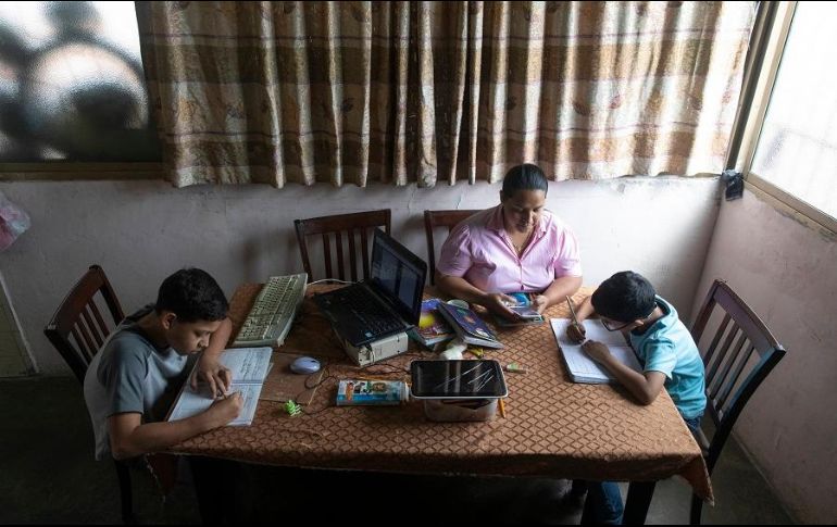 Aunque algunas familias tienen una laptop o un teléfono celular, la deficiente conexión a Internet lo dificulta todo. AP/A. Cubillos