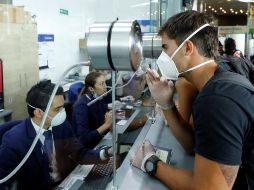 Un viajero varado de la aerolínea LATAM pide información mientras se habilita una sala especial para viajeros en el aeropuerto internacional El Dorado, en Bogotá. EFE/M. Dueñas