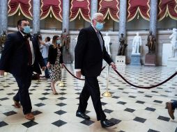 El líder demócrata de la Cámara de Representantes de los Estados Unidos, Steny Hoyer (R), camina por el National Statuary Hall momentos antes de la sesión de este viernes. EFE/M. Reynolds
