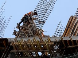 Los protocolos de seguridad contra el COVID-19 deberán ser aprobados por las autoridades y que incluso se cerrarán las empresas que no los cumplan. EFE/Jagadeesh