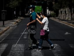 Se recomienda  ofrecerles ayuda para realizar tareas y compras muy necesarias que requieran salir de casa. EL INFORMADOR/ARCHIVO