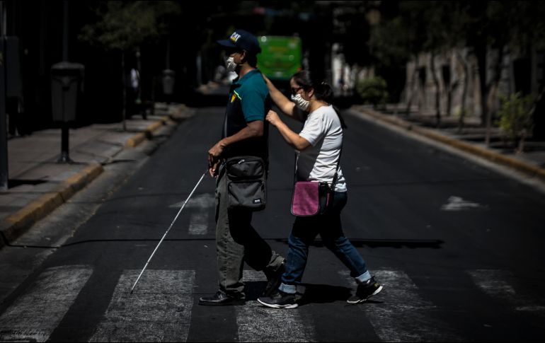 Se recomienda  ofrecerles ayuda para realizar tareas y compras muy necesarias que requieran salir de casa. EL INFORMADOR/ARCHIVO