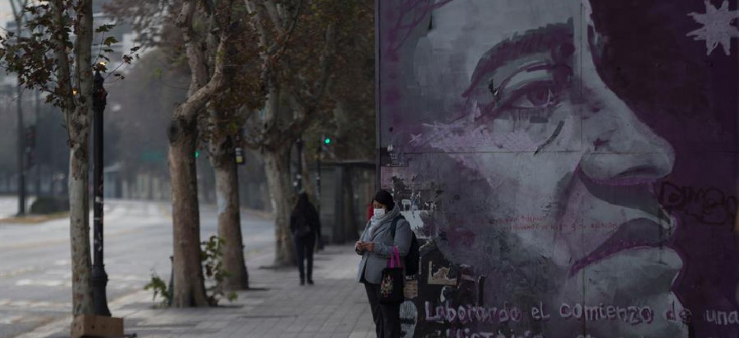 El panorama es especialmente preocupante en Santiago, pues el 80% de los contagiados se registran en la capital chilena. EFE/A. Valdés