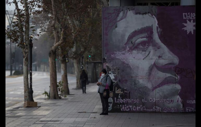 El panorama es especialmente preocupante en Santiago, pues el 80% de los contagiados se registran en la capital chilena. EFE/A. Valdés