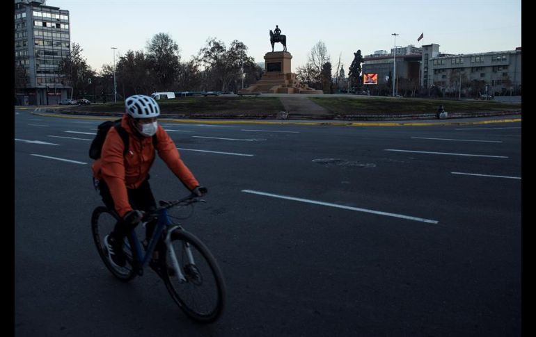 El panorama es especialmente preocupante en Santiago, pues el 80% de los contagiados se registran en la capital chilena. EFE/A. Valdés