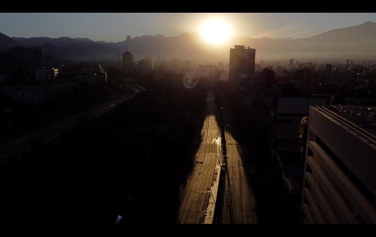 El panorama es especialmente preocupante en Santiago, pues el 80% de los contagiados se registran en la capital chilena. EFE/A. Valdés