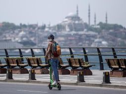 Un joven a bordo de un scooter eléctrico recorre las calles de Estambul. EFE/E. Sahin