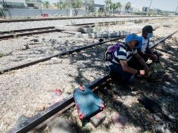Debido a la contingencia sanitaria, albergues como La Casa del Migrante cerraron, por lo que los viajeros duermen al aire libre la mayoría de las veces. EL INFORMADOR/G. Gallo