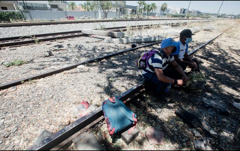 Debido a la contingencia sanitaria, albergues como La Casa del Migrante cerraron, por lo que los viajeros duermen al aire libre la mayoría de las veces. EL INFORMADOR/G. Gallo