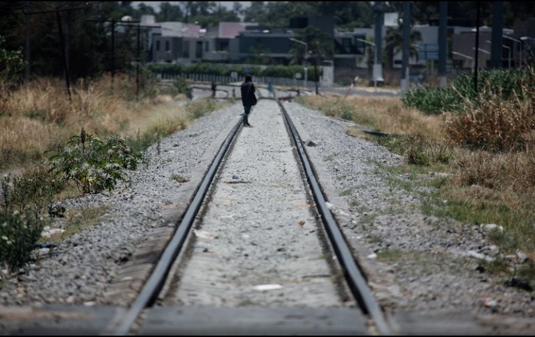 Debido a la contingencia sanitaria, albergues como La Casa del Migrante cerraron, por lo que los viajeros duermen al aire libre la mayoría de las veces. EL INFORMADOR/G. Gallo
