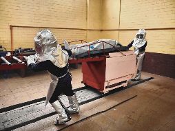 MEDIDAS. Trabajadores de un crematorio en la Ciudad de México incineran el cuerpo de una víctima de COVID-19. AFP