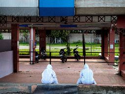 Trabajadores del sector salud toman un descanso en un hospital en Gauhati, India. AP/A. Nath