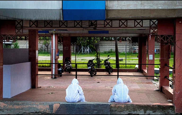 Trabajadores del sector salud toman un descanso en un hospital en Gauhati, India. AP/A. Nath