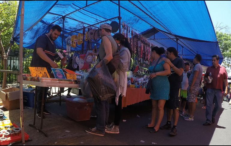 En la mayoría de los puestos la gente se amontonaba una sobre otra para elegir sus artículos. EL INFORMADOR / A. Camacho