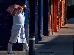 El mandatario estatal destaca que el virus llegó para quedarse, por lo cual el regreso a la nueva normalidad será ordenado, responsable y paulatino. AFP / C. Ruiz