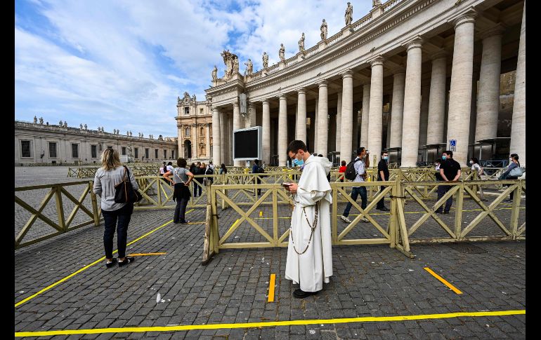 La basílica de San Pedro reabre y los italianos vuelven a misa