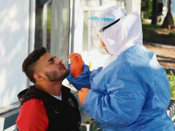 ALEXIS VEGA. El delantero fue de los primeros en someterse a la prueba del COVID-19. CORTESÍA/ @chivas