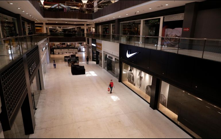 En las más de mil 290 plazas comerciales que hay en el país cayó la afluencia 70% desde el 31 de marzo. AP/A. Favila