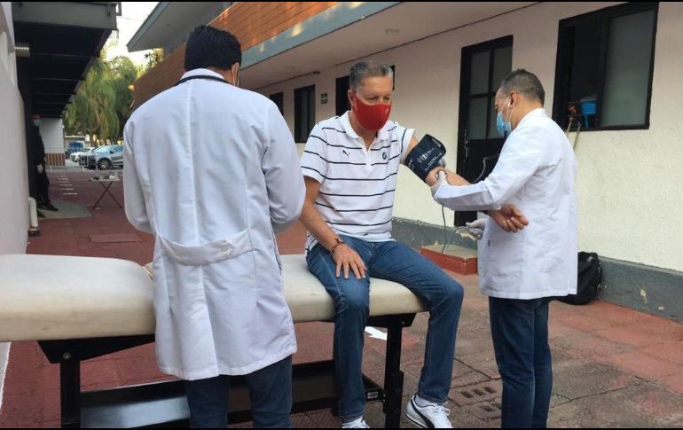 El director deportivo Ricardo Peláez llegó puntual a la cita en Verde Valle. ESPECIAL / Chivas