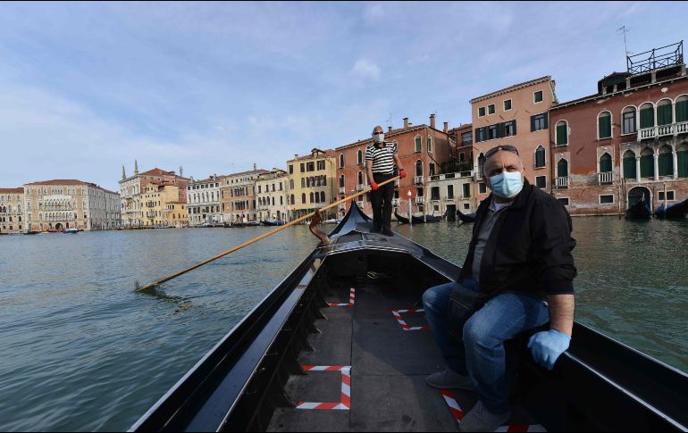 En la góndola, que tiene capacidad para 14 personas ahora sólo puede llevar seis. AFP / A. Pattaro
