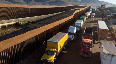 Trabajadores esenciales como los profesionales de la salud, las tripulaciones de aerolíneas y los conductores de camiones aún pueden cruzar. AFP/ARCHIVO